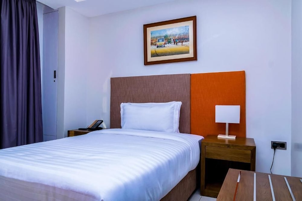 Canary Hotel 32/64