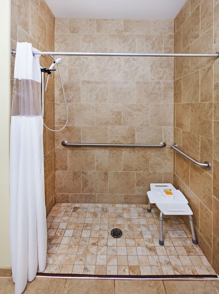 La Quinta Inn & Suites by Wyndham Dickinson 16/50