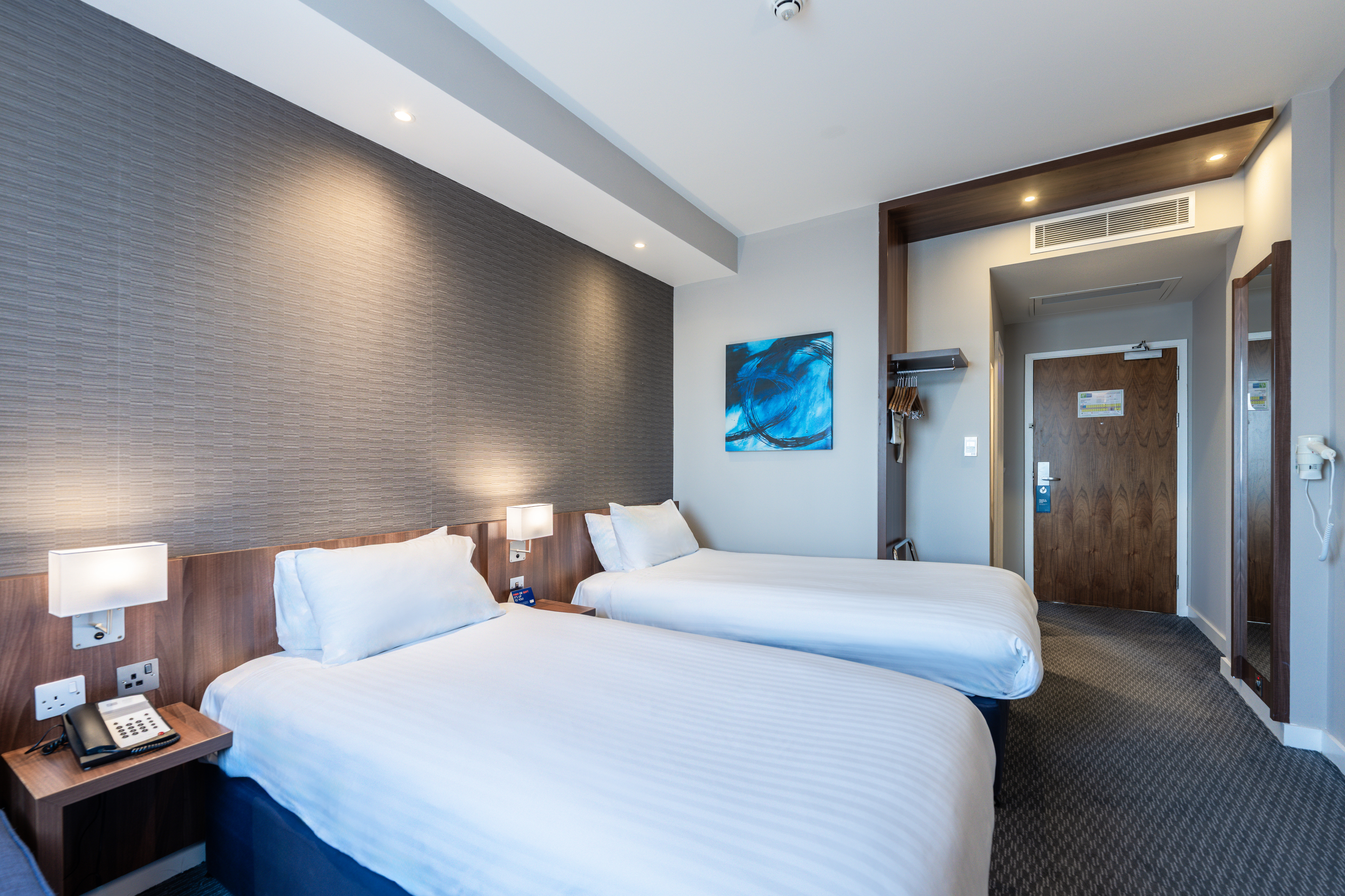 Holiday Inn Express Aberdeen Airport 34/72