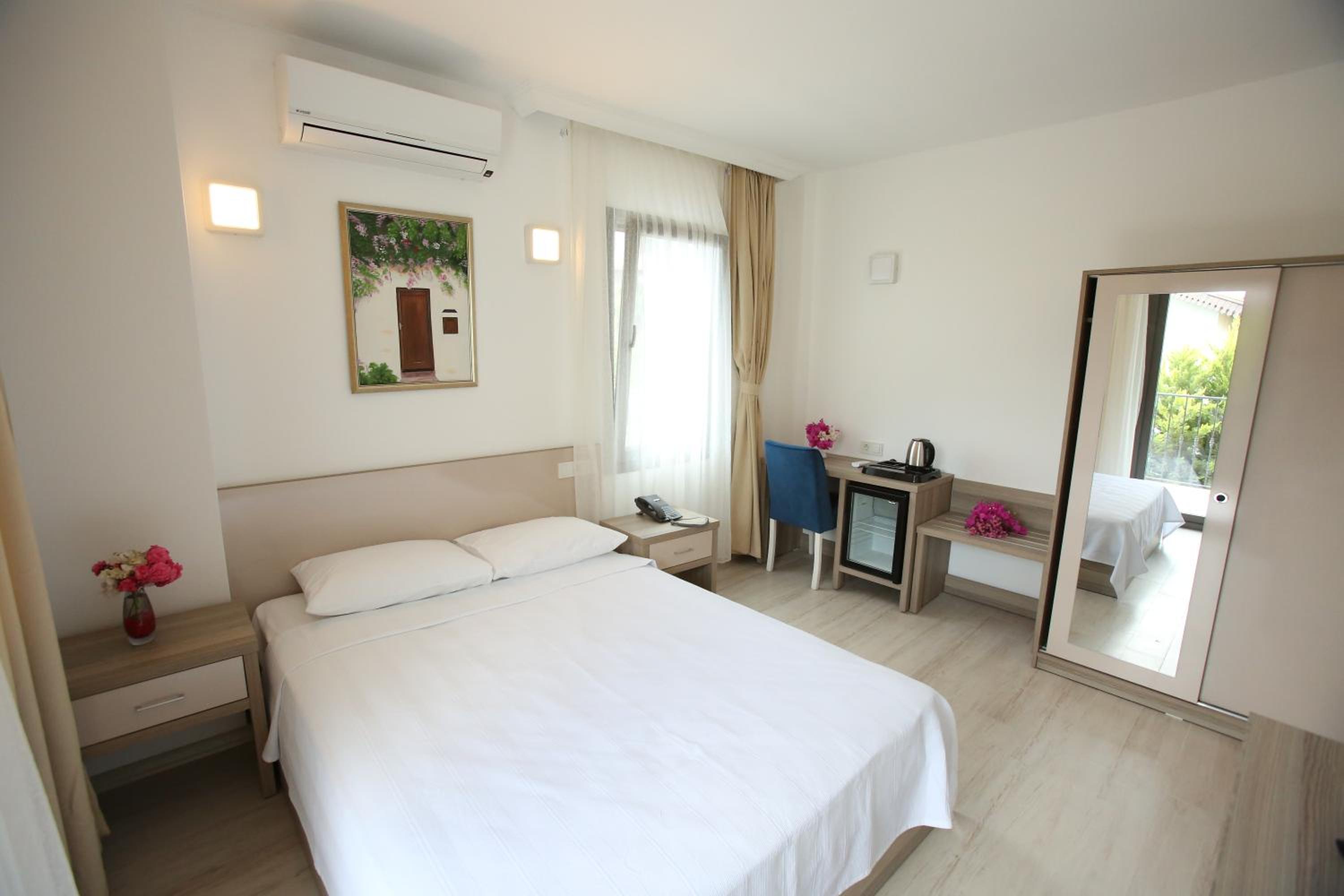 Room, Double Bed, Garden and Pool View، Aria Doria Otel 3/8