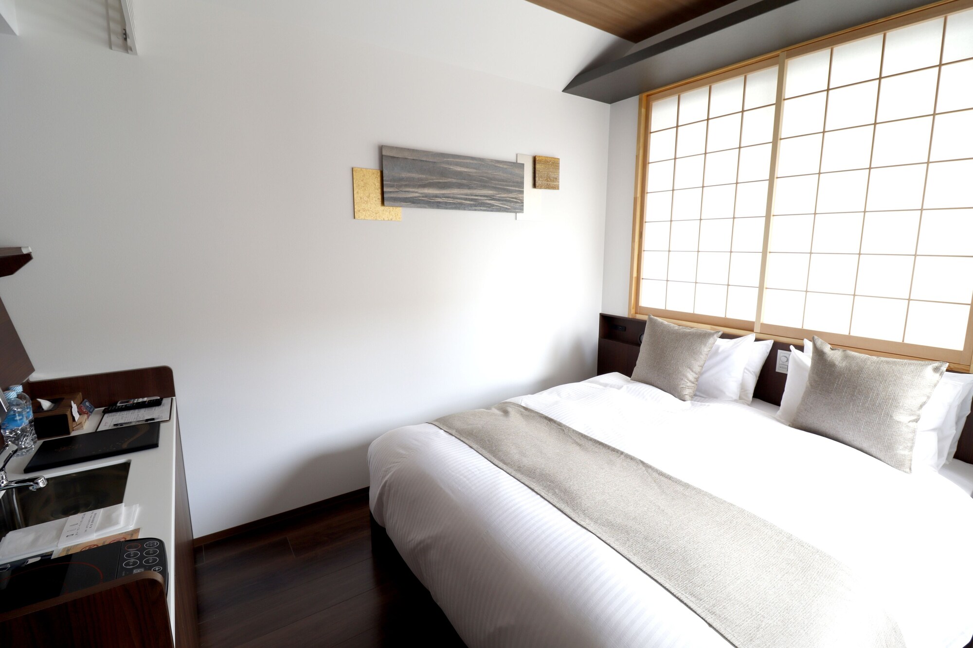 STANDARD, QUEEN BED