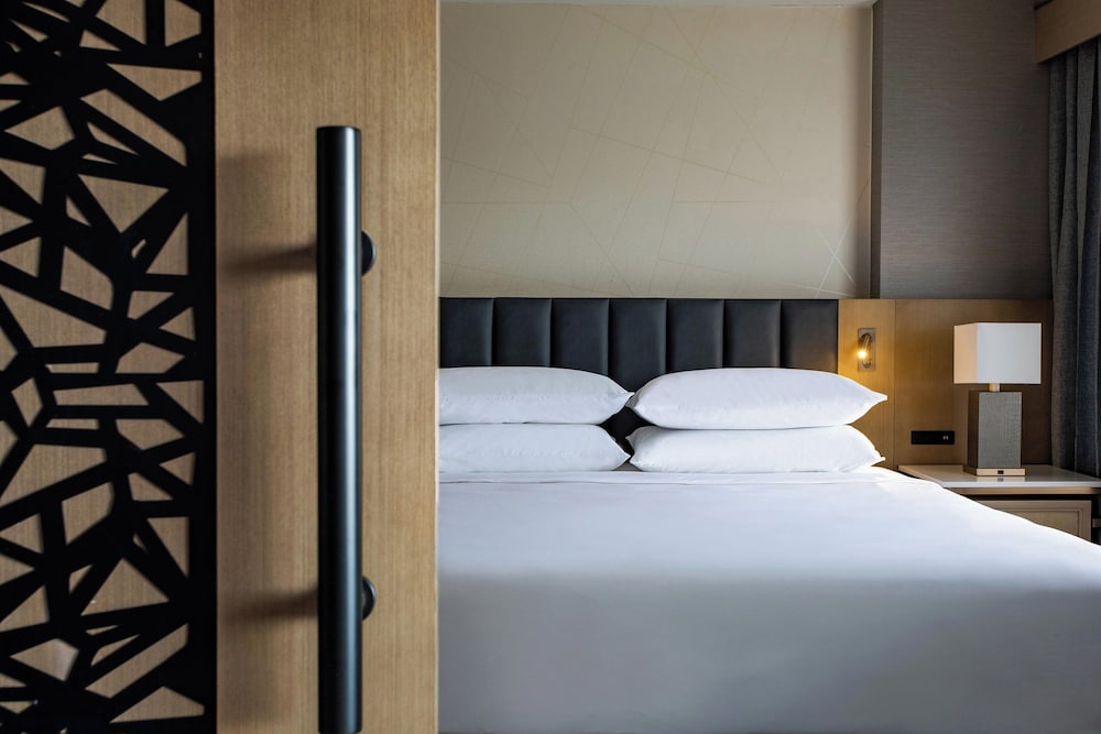 Suite, Queen Bed, Sofa, Accessible