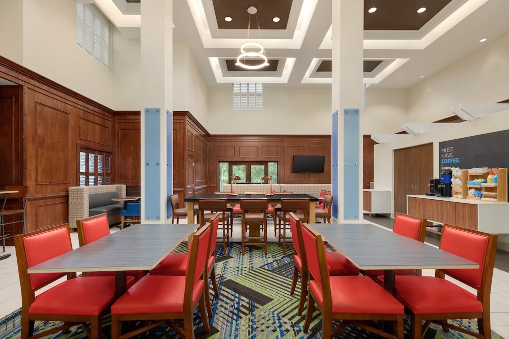 Holiday Inn Express & Suites Charleston - Mount Pleasant 32/37
