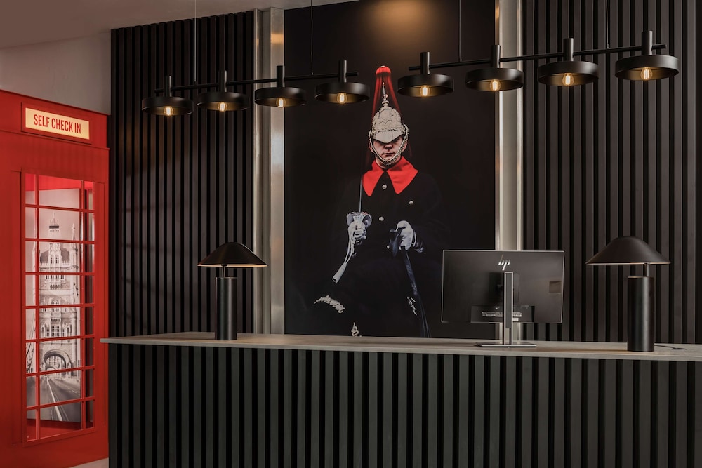 Radisson Red London Heathrow 6/64