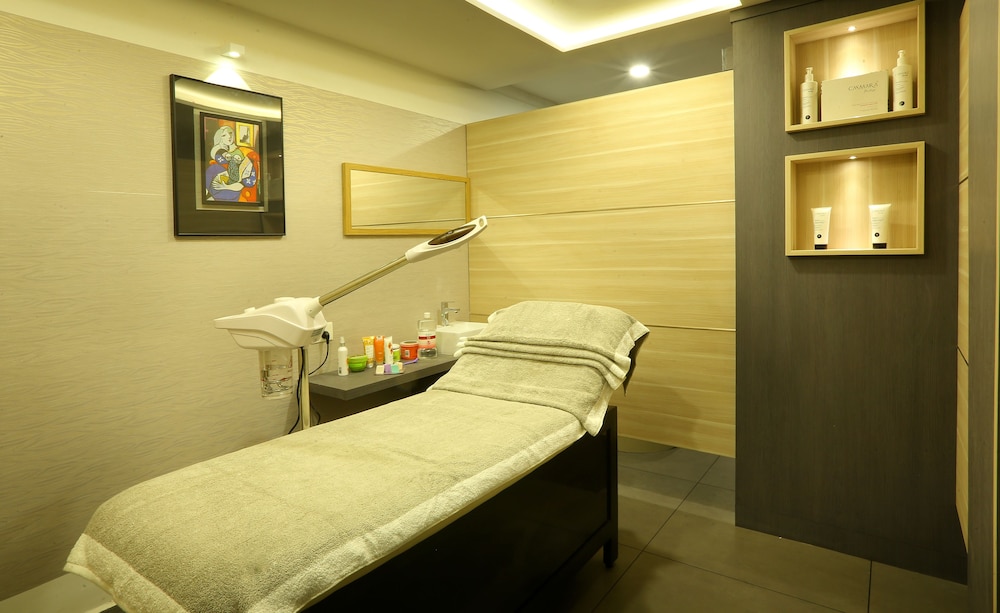 Sterling Lake Palace Alleppey. 34/58