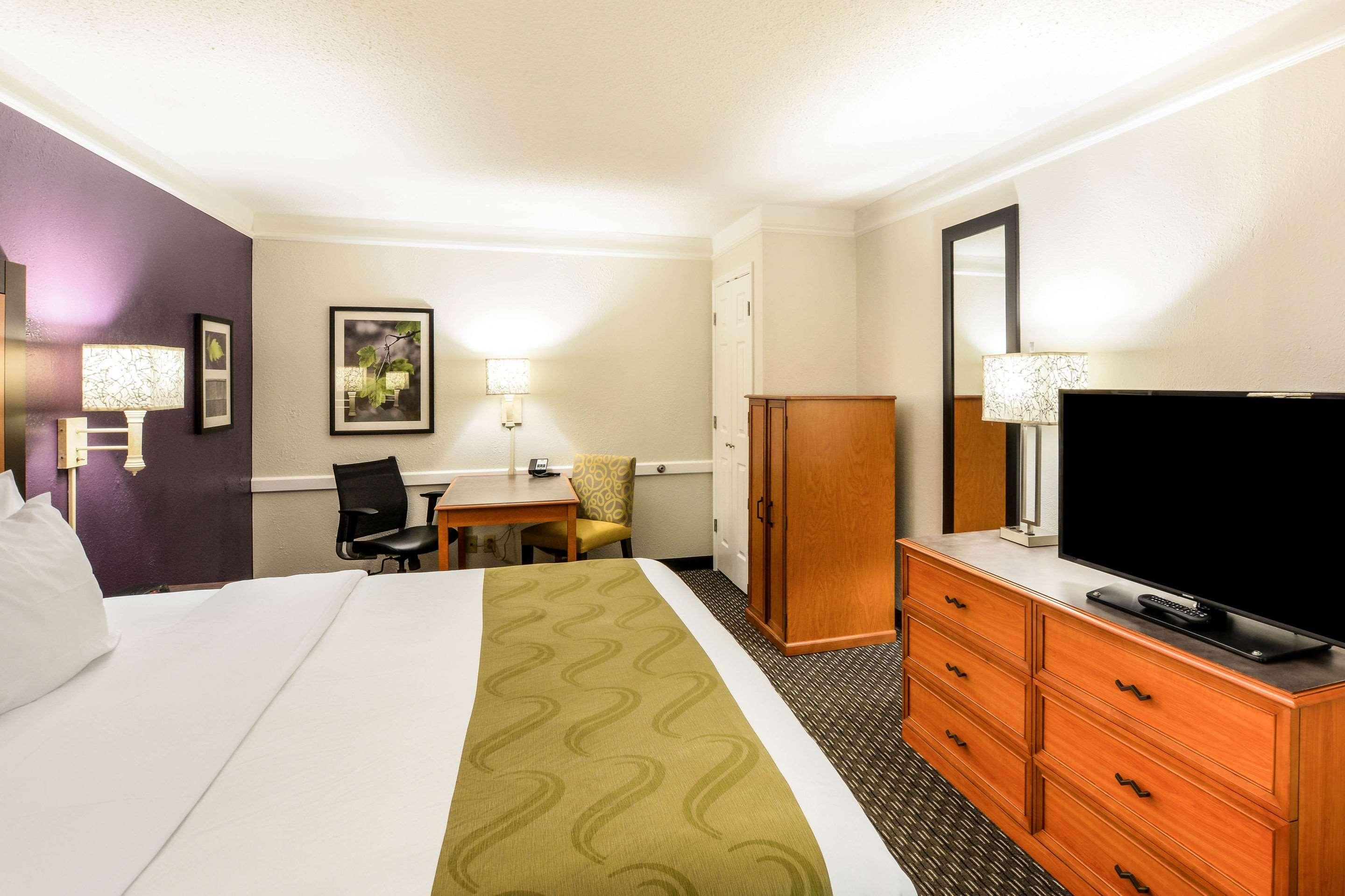 ROOM, KING BED