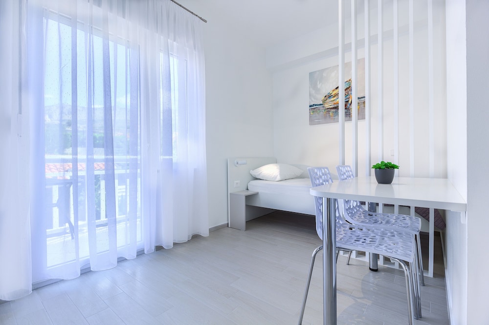 Stipe Aparthotel 34/81