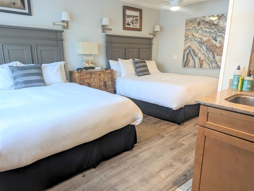 Cayman, Grand, 2 Queen Beds