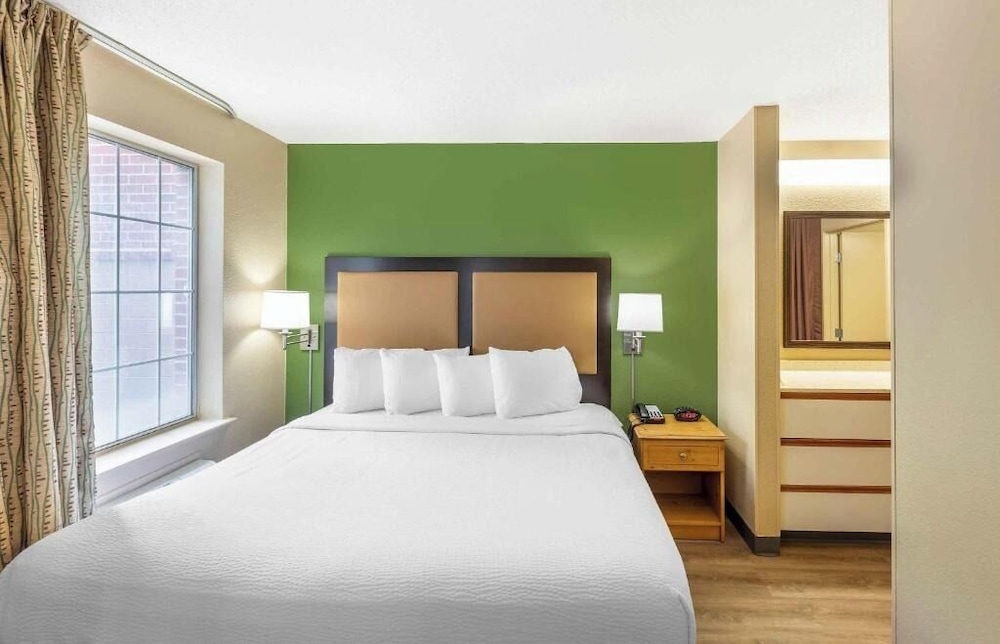 غرفة بسرير كوين بمطبخ، Studio 6 Extended Stay Milwaukee Brookfield WI 2/10