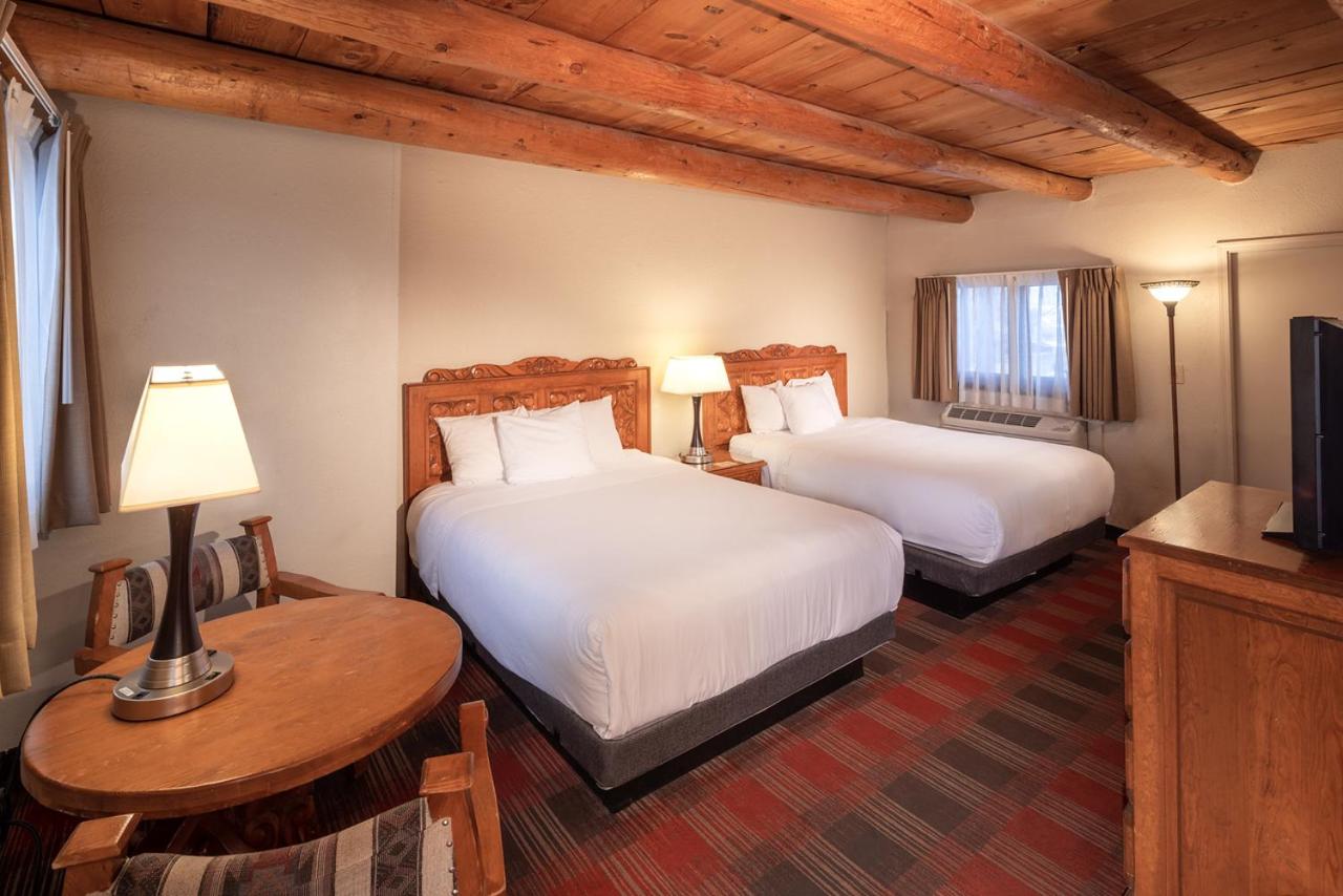غرفة بسرير كوين بإطلالة على الحديقة، Sagebrush Inn Suites 6/10