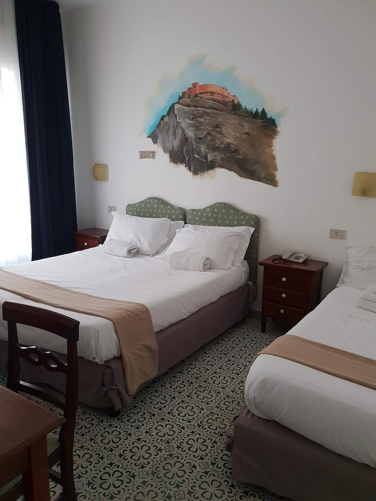 ROOM, TRIPLE, PRIVATE BATHROOM