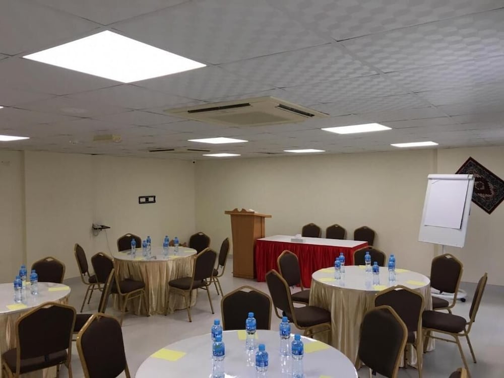 Muscat Hills Hotel 51/63