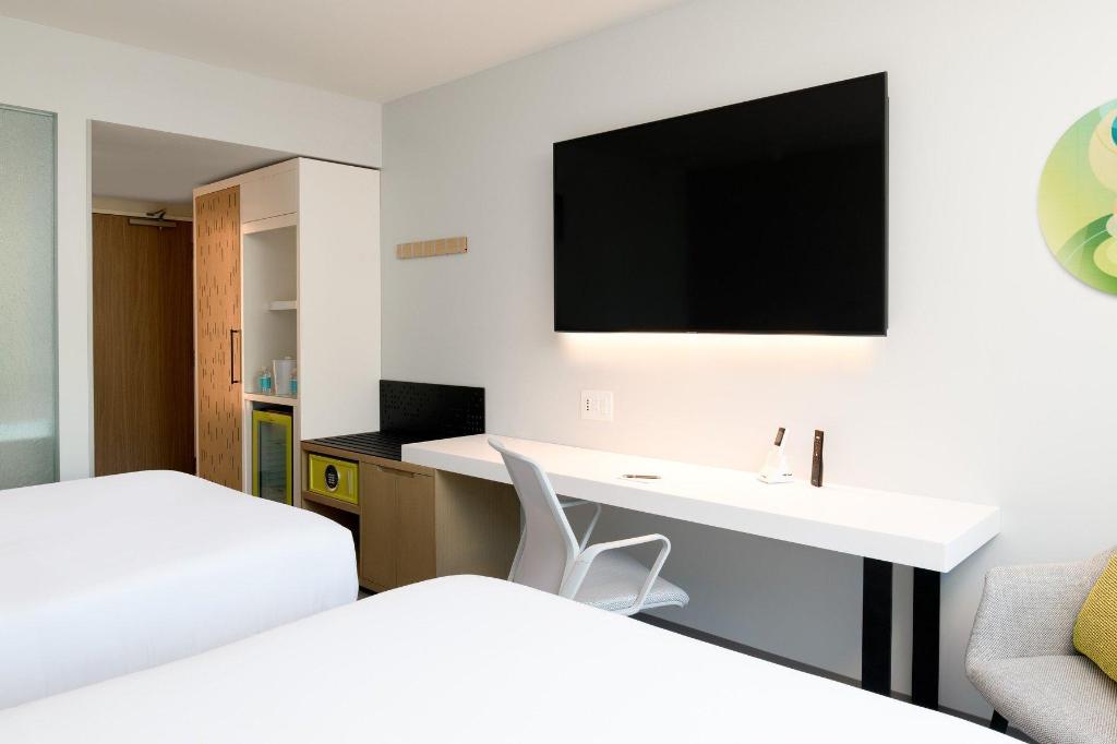 Guest Room, Premier, 2 Queen Beds, Urban View