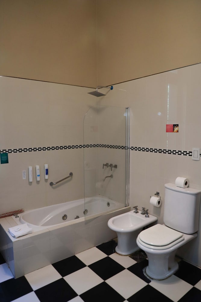 Howard Johnson by Wyndham Escobar Hotel 13/40