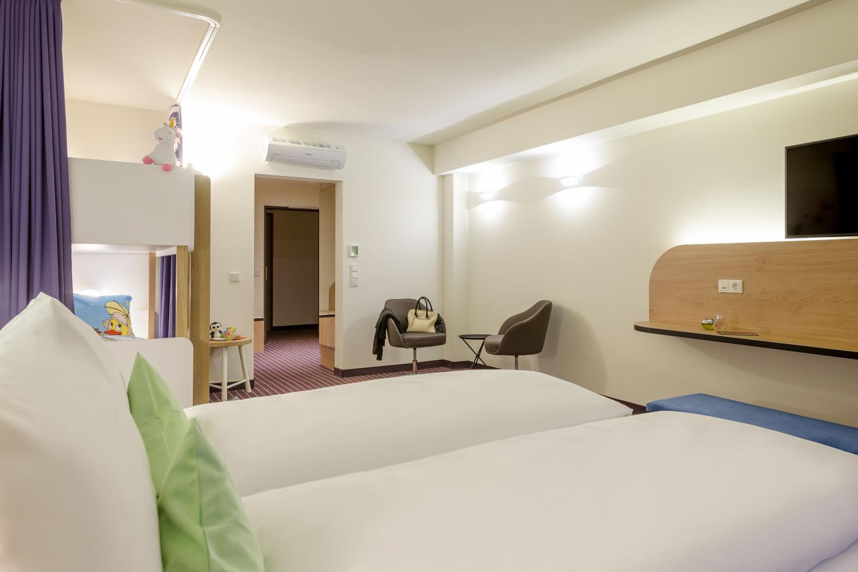 غرفة عائلية بسرير مزدوج وسريرين منفصلين وسرير بطابقين، ibis Styles Leipzig 2/10