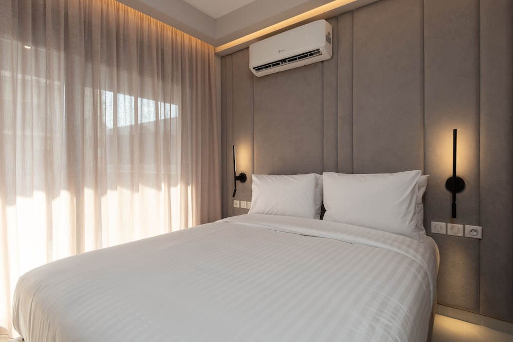 Suite, King Bed, Private Garden, Sofa, Hot Tub