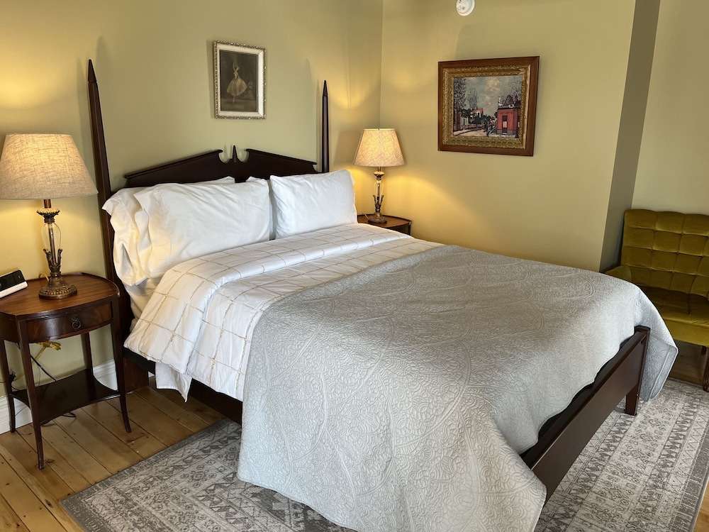 Retreat, Deluxe, Suite, Queen Bed, Surf Side, Sofa