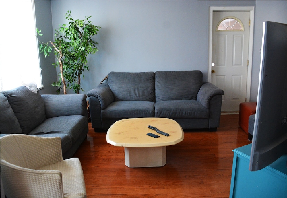 Hamtramck Hostel 24/33