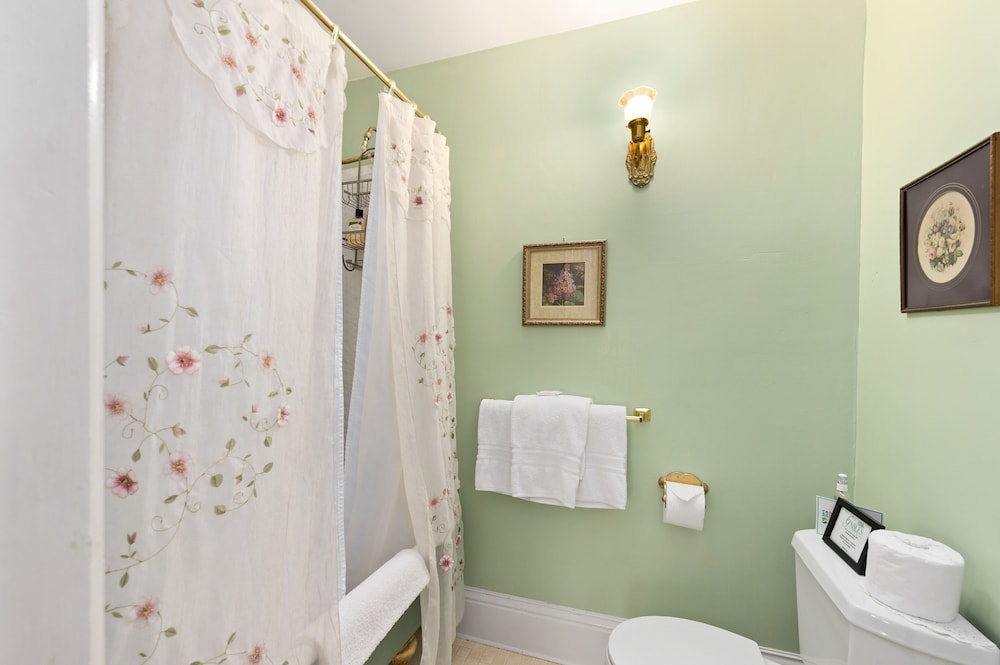The Gables Wine Country Inn 48/50