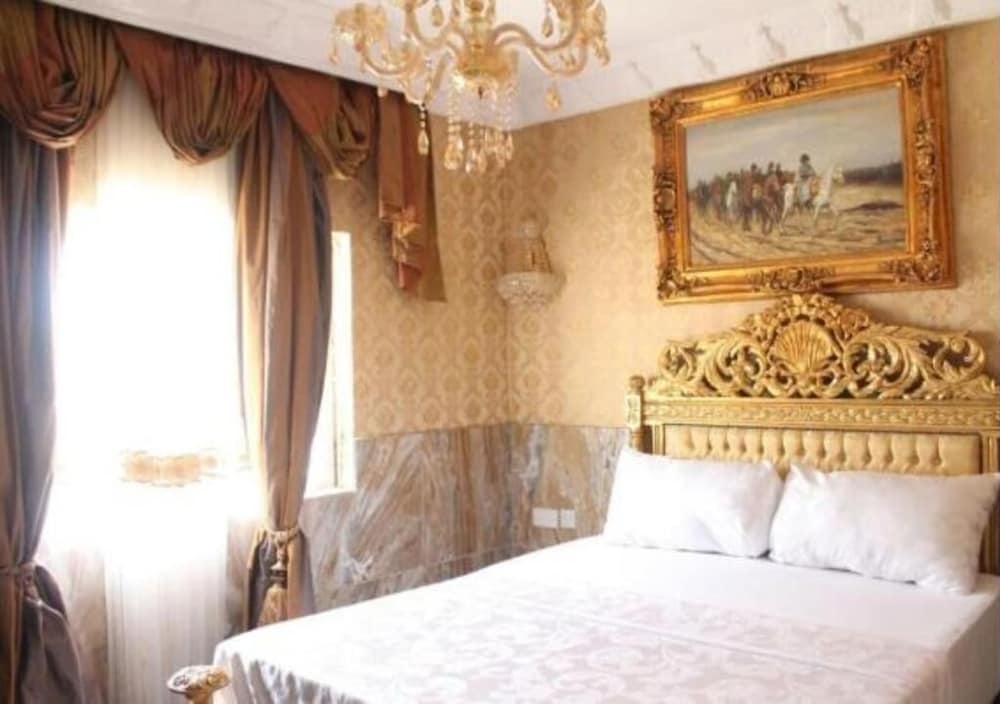 Grand Emperor Hotel 7/40