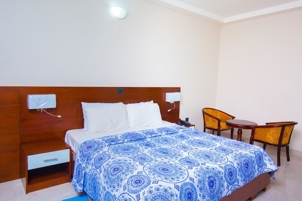 Monarch Hotel 20/68