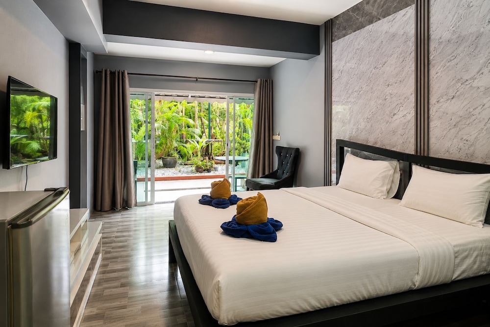 Elite, King Bed, Pool Side, Pool Access