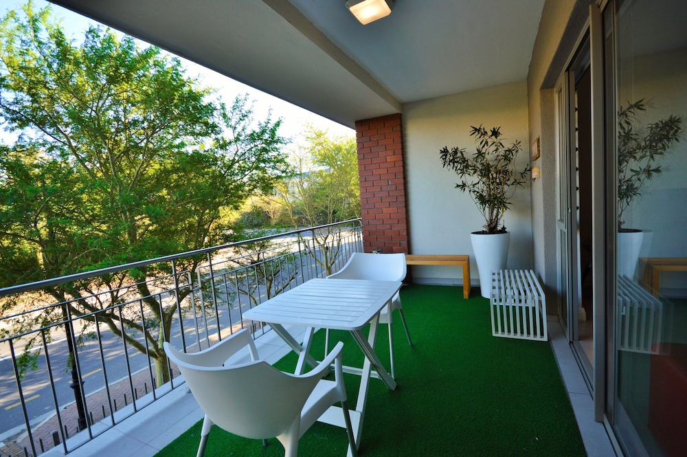 Century City Boutique Apartments 31/50