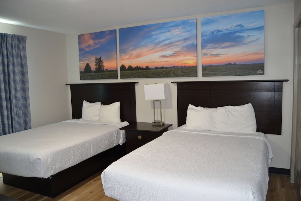 Days Inn & Suites by Wyndham Sikeston 24/51