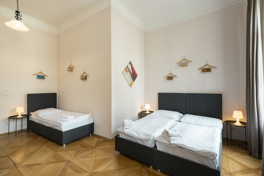 2 Bedrooms, Design, Apartment, 5 Beds, Bunk Bed, Sofa، Hybernska Apartments 5/10