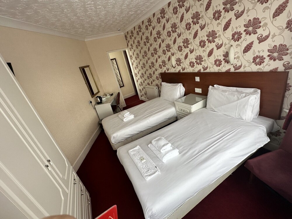 TRADITIONAL, TWIN BEDS, PARTIAL SEA VIEW