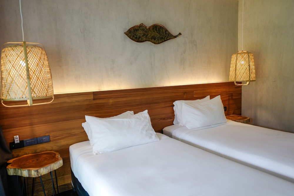 BUNGALOW, TWIN BEDS, FRONT VIEW