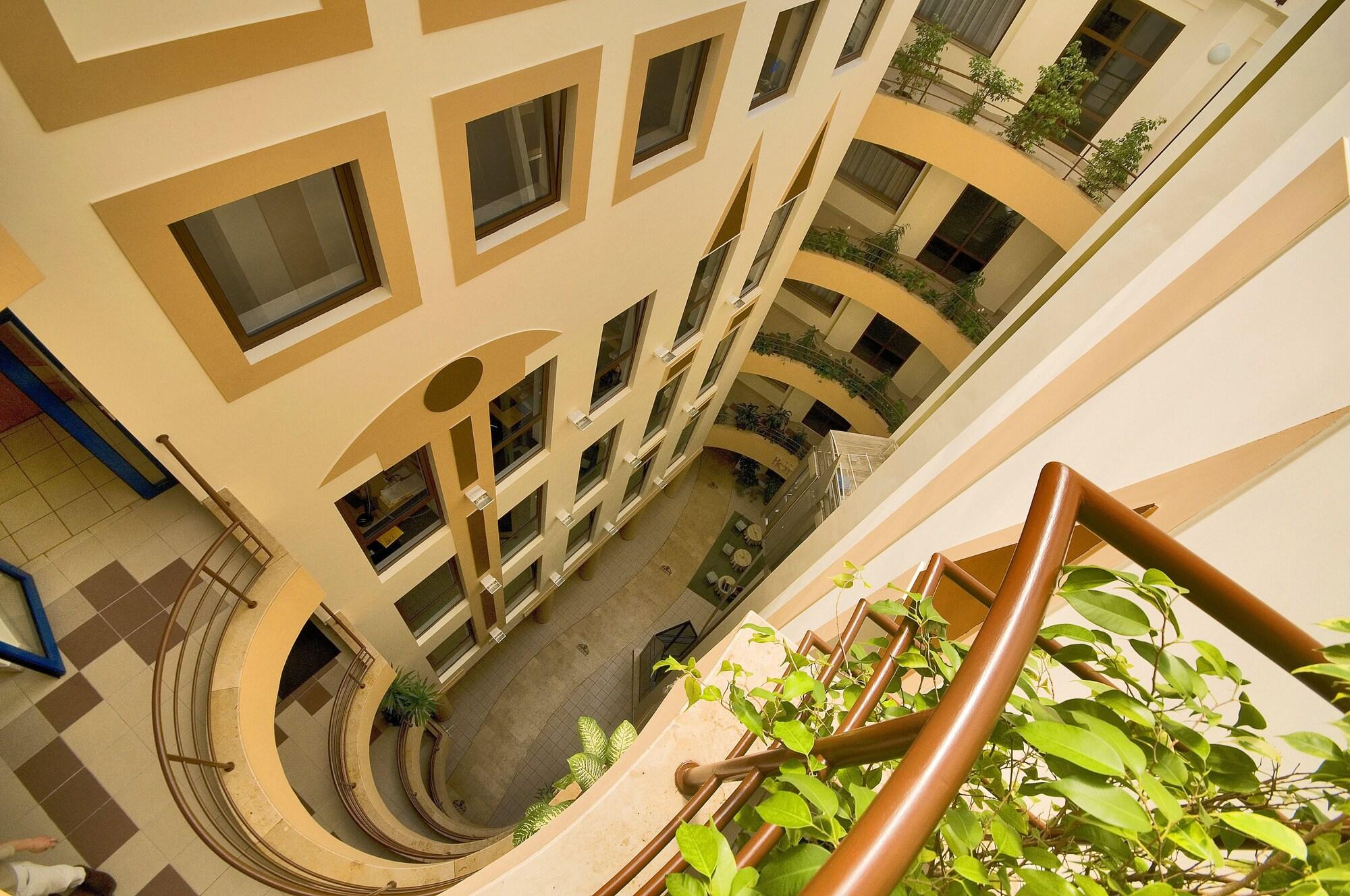 Patio Hotel 37/45