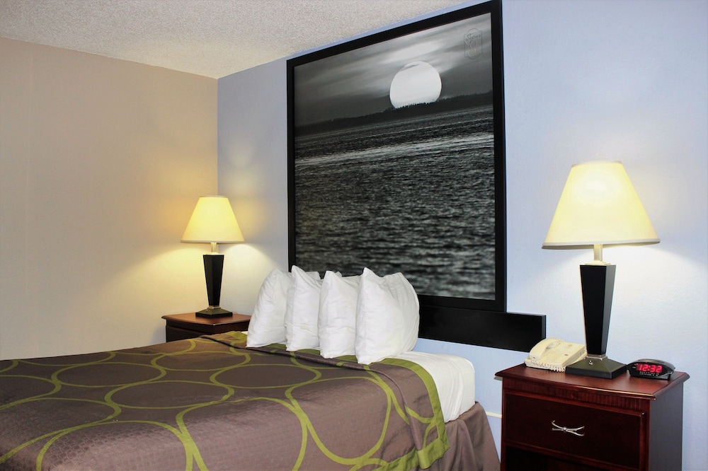 Super 8 by Wyndham Tuscaloosa 33/47