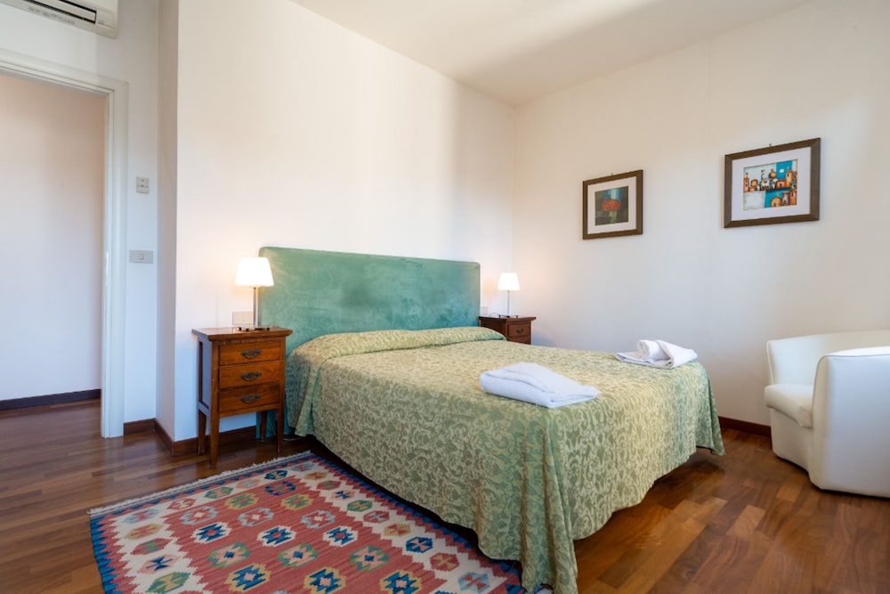 2 BEDROOMS, SUITE