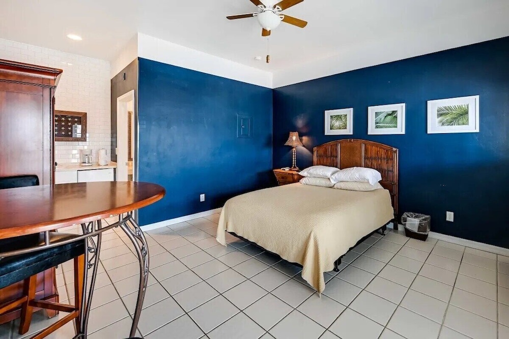 DELUXE, COTTAGE, QUEEN BED