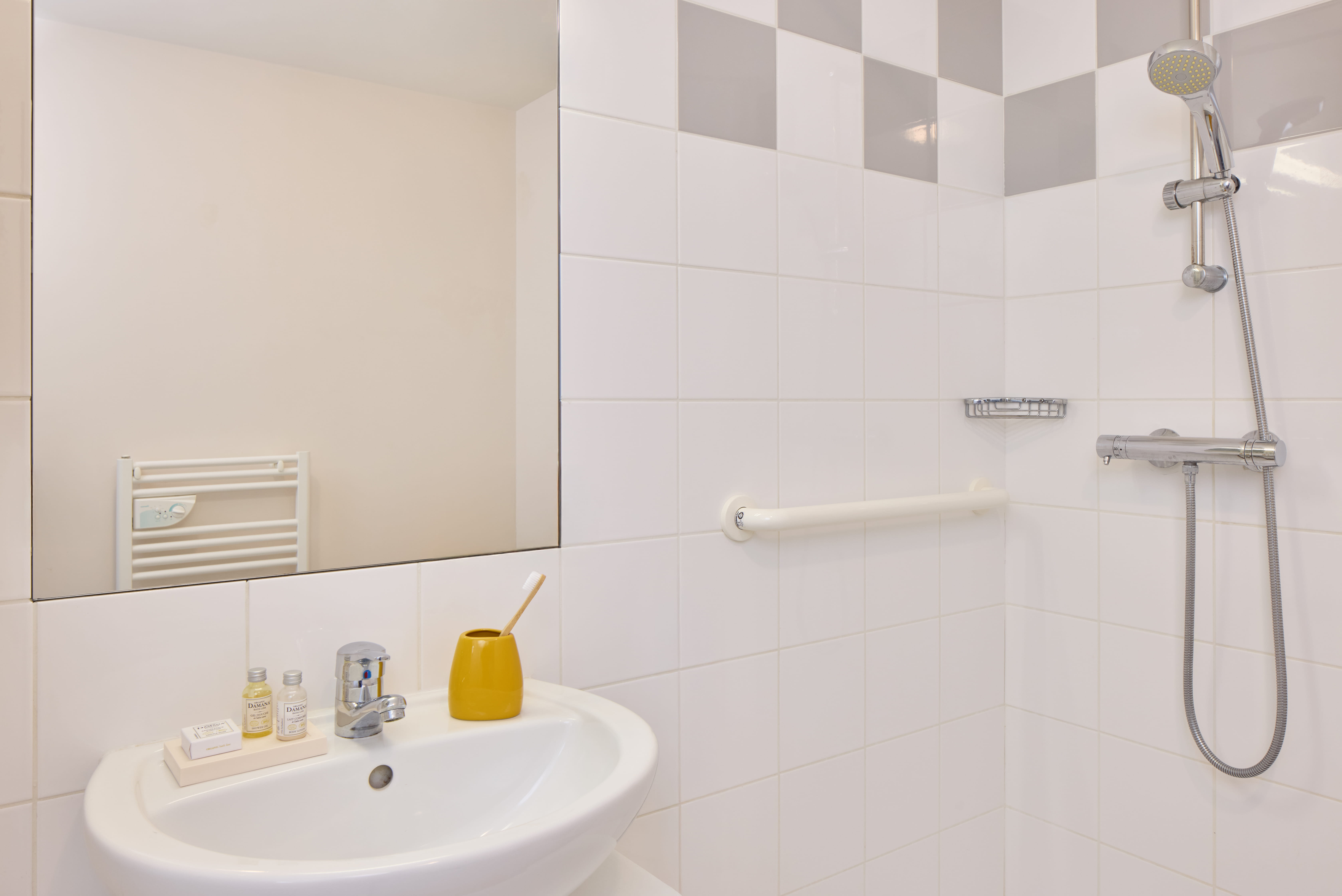 غرفة بسرير كوين 2/3