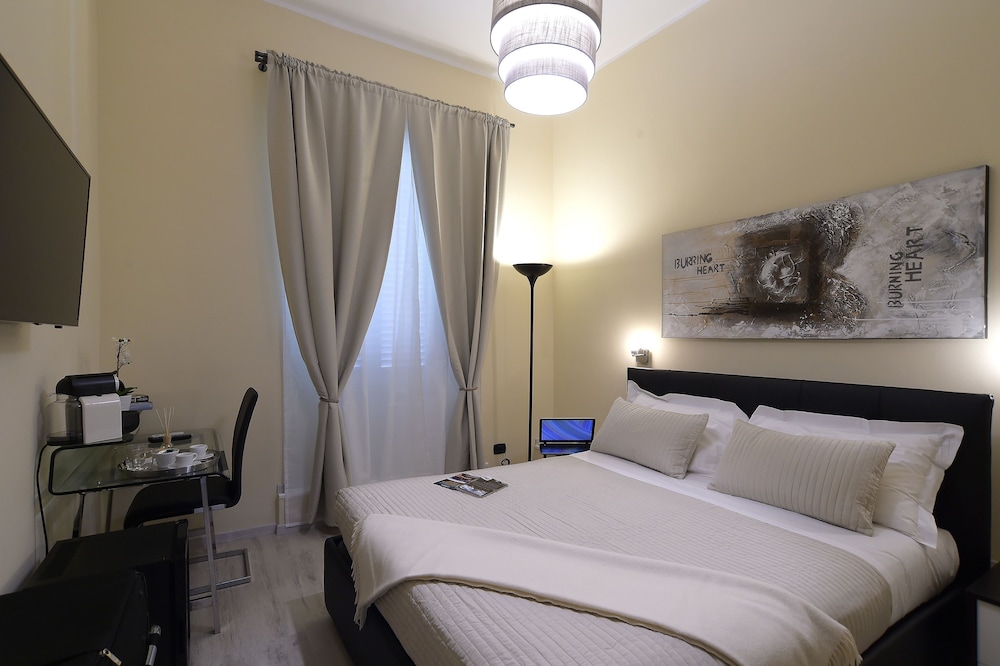 ROOM, DOUBLE BED