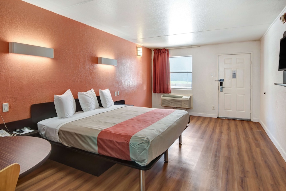 STANDARD, KING BED, ACCESSIBLE