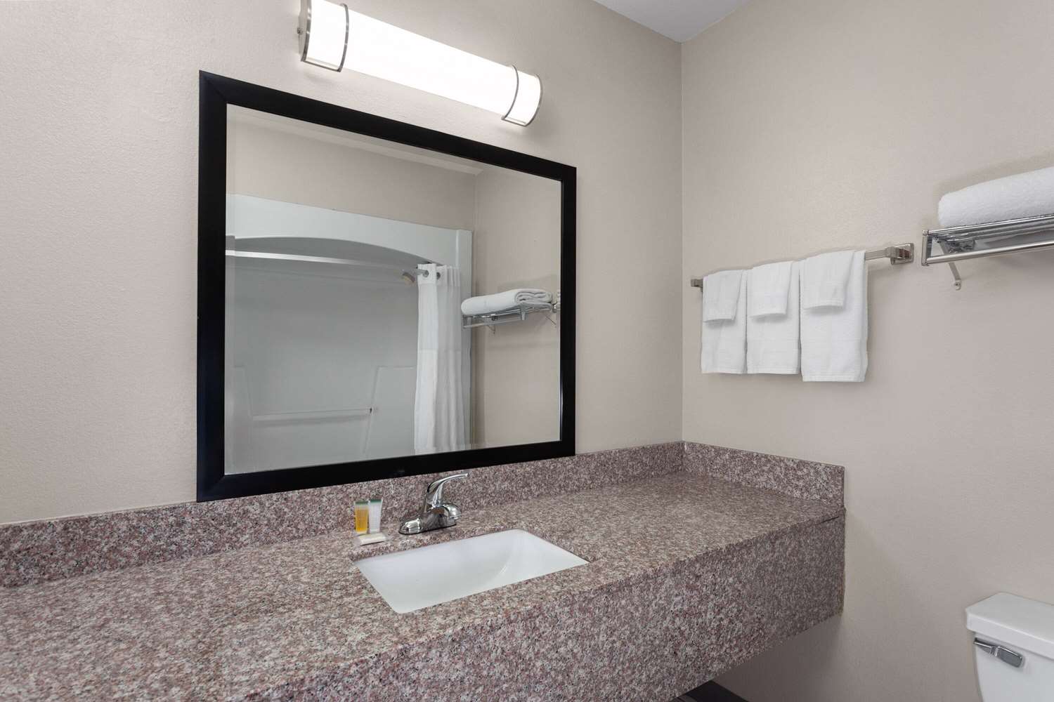 Days Inn & Suites by Wyndham Morris/I-80 16/18
