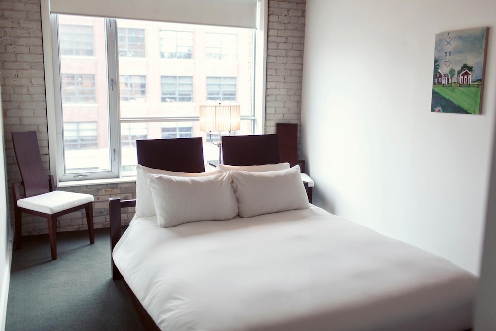 STANDARD, QUEEN BED