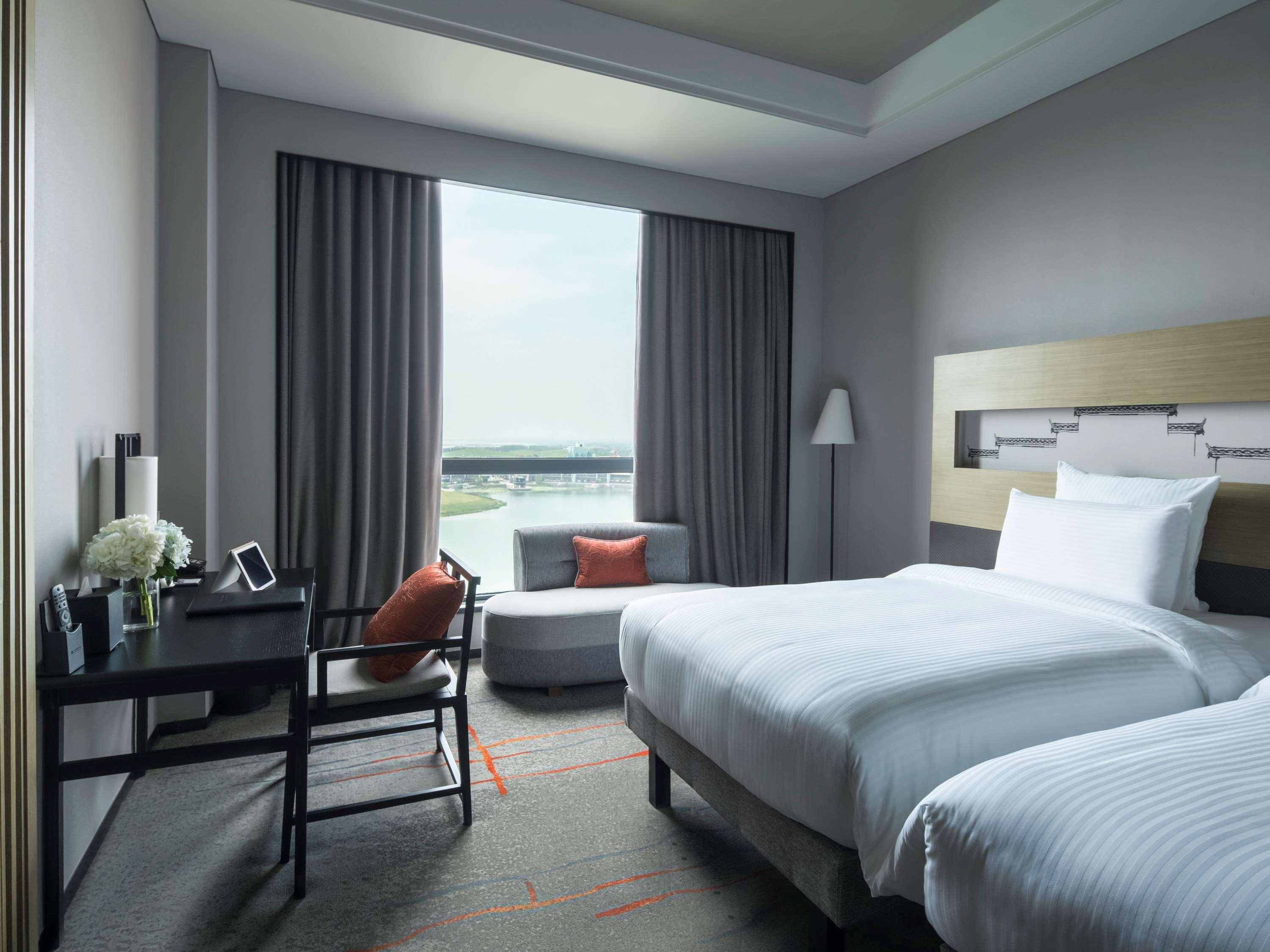 EXECUTIVE, TWIN BEDS, LOUNGE ACCESS