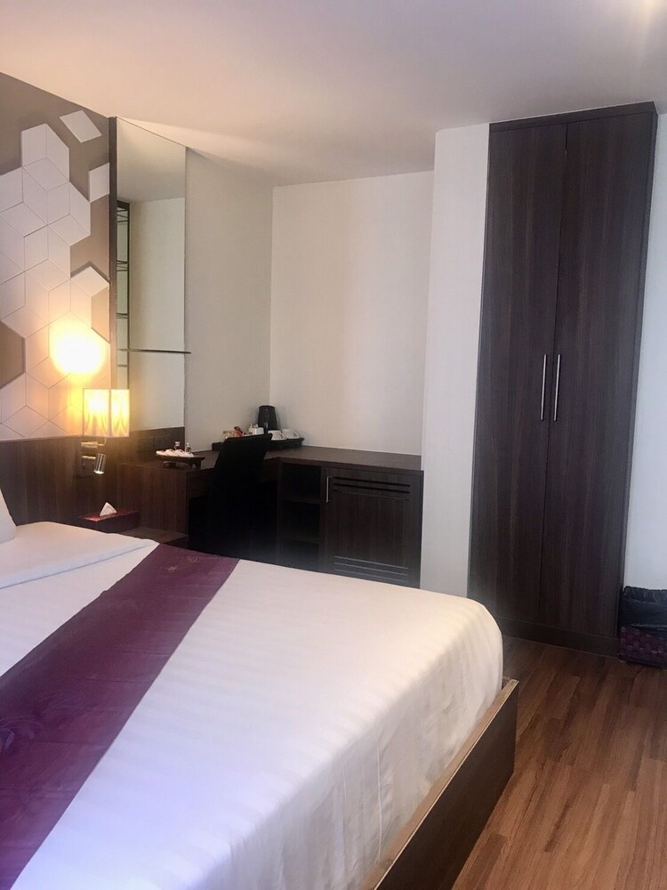 Paradiso Boutique Suites 8/18