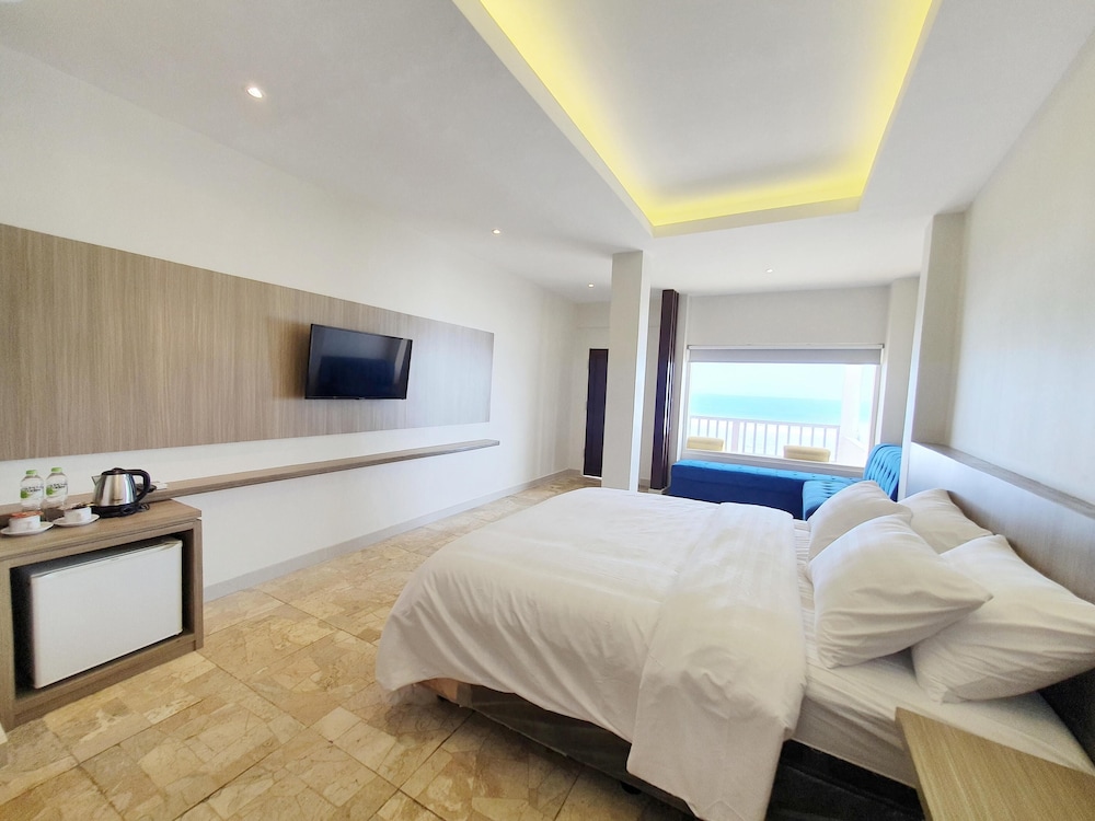 77 Sunset Plaza 3/50