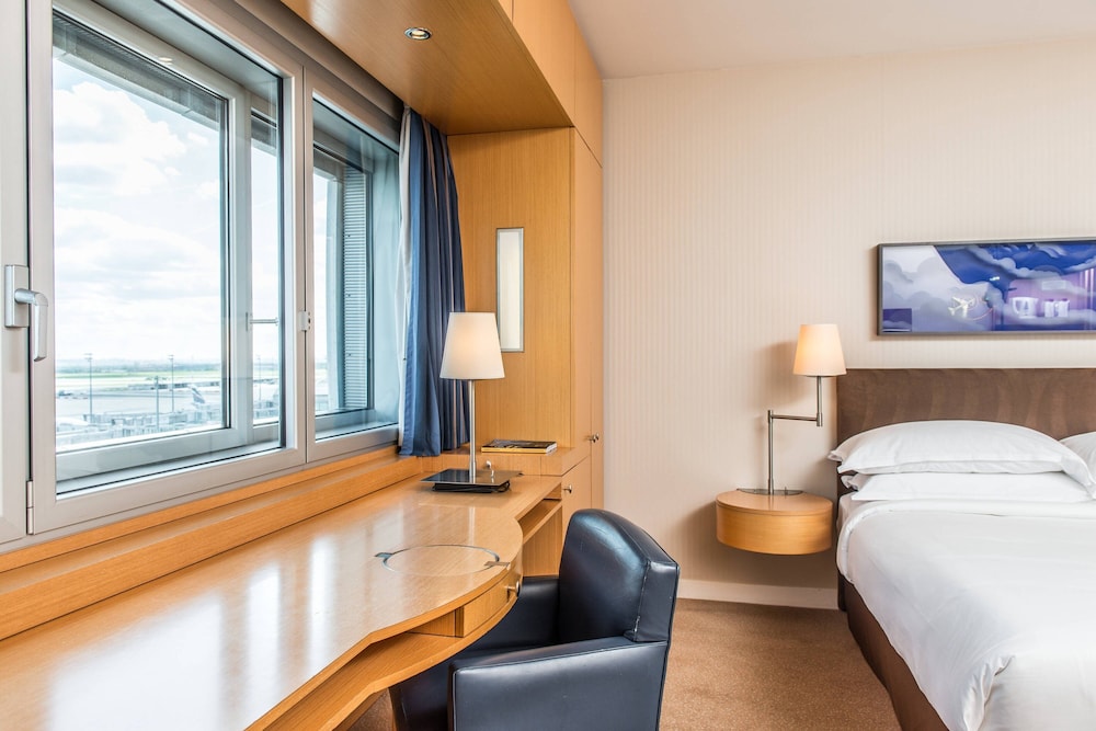 Room at Sheraton Paris Charles de Gaulle Airport Hotel, TREMBLAY-EN-FRANCE