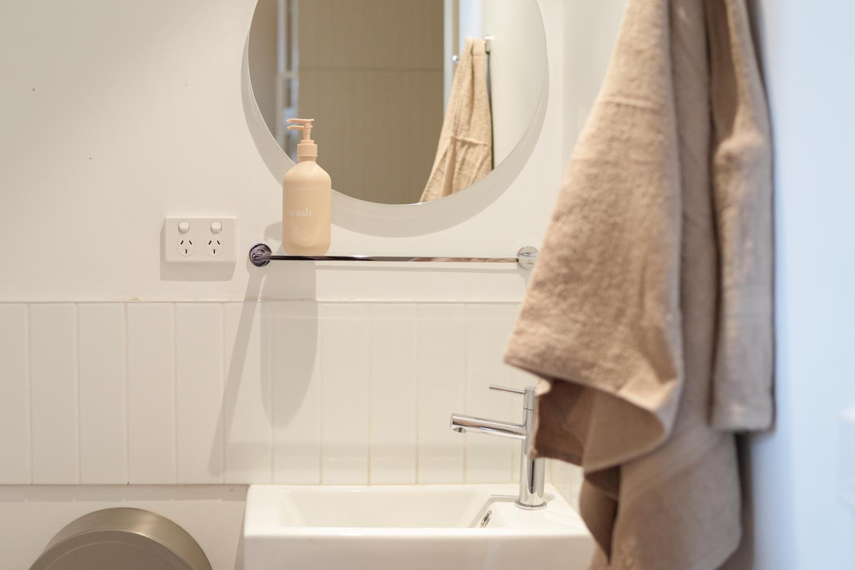 Entire Superior 6 Bed Triple Bunk Ensuite Dorm، Little Drifter Melbourne 3/3