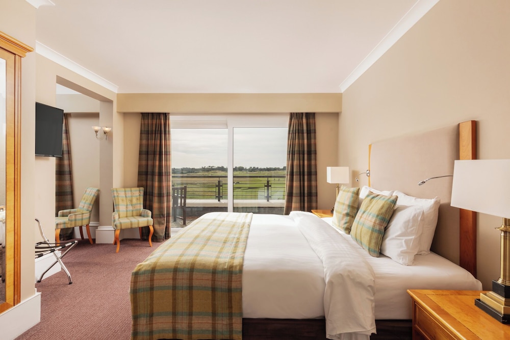 Deluxe, Suite, King Bed, Golf Course View, Sofa, Balcony
