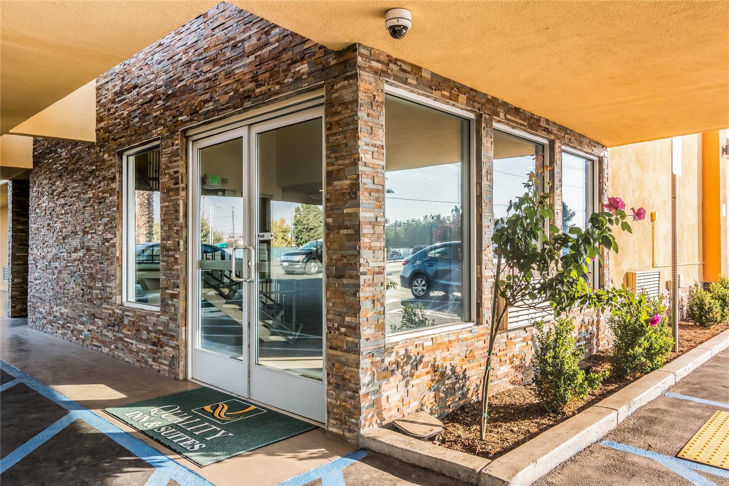 Quality Inn & Suites near Downtown Bakersfield 3/31