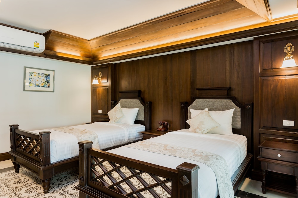 Colonial, Deluxe, Twin Beds