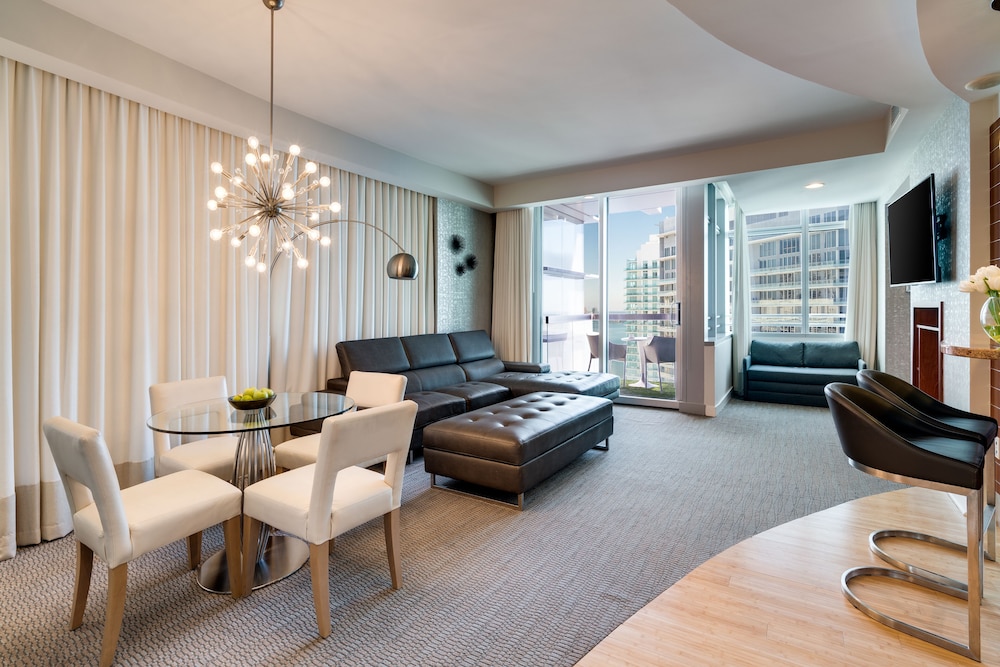 Hotel AKA Brickell 30/50