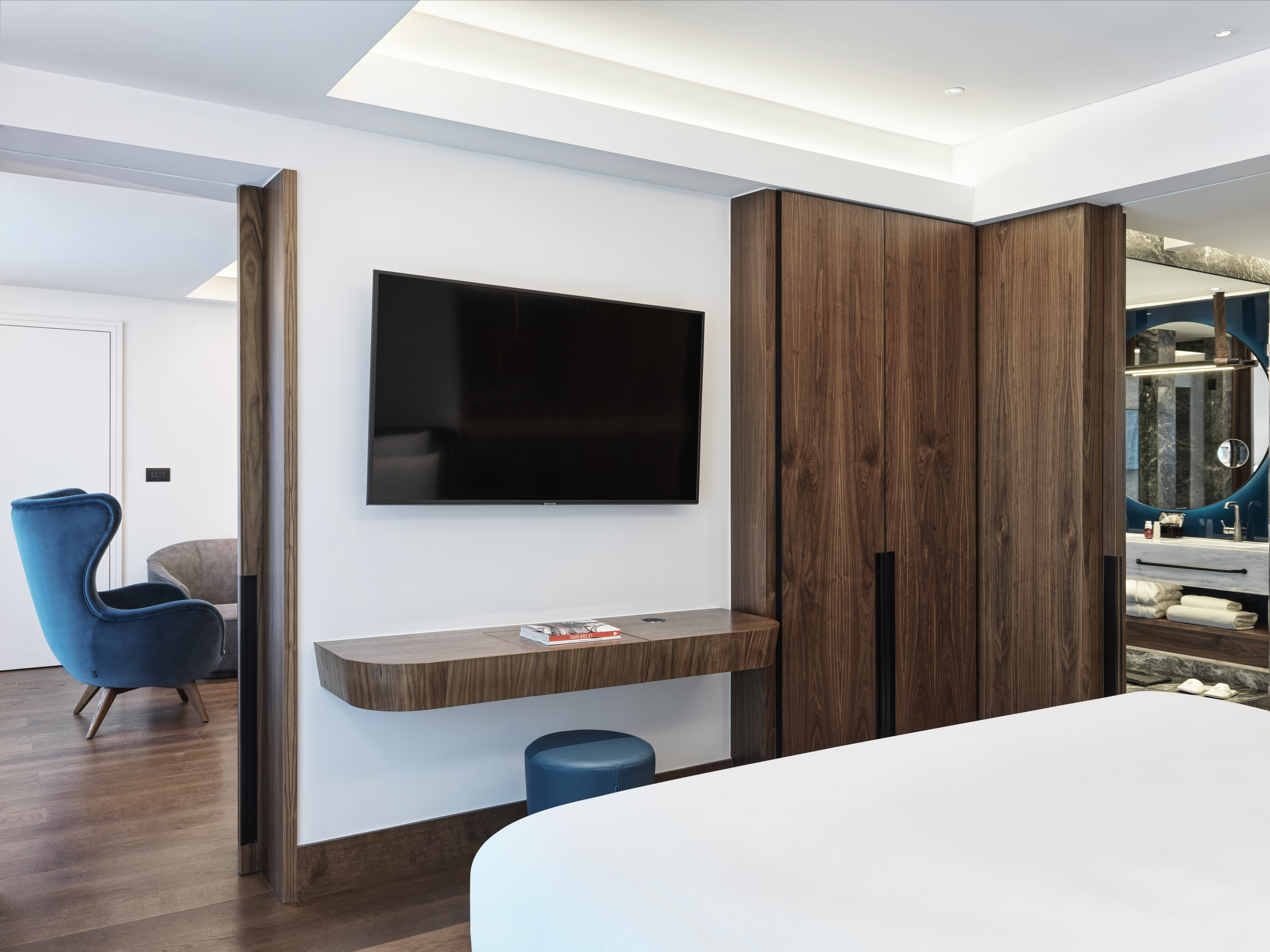 EXECUTIVE, SUITE, KING BED